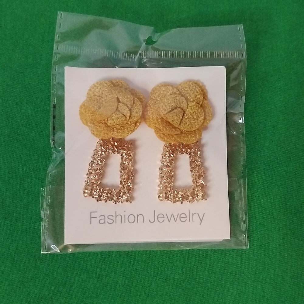Womens Pierced Earrings With Flower - Picture 4 of 4